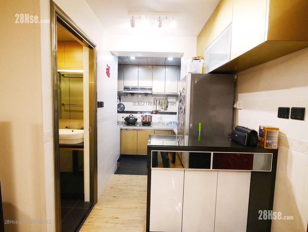 kitchen: Yuk Ming Court Sell 3 Bedrooms , 1 Bathroom 610 ft²