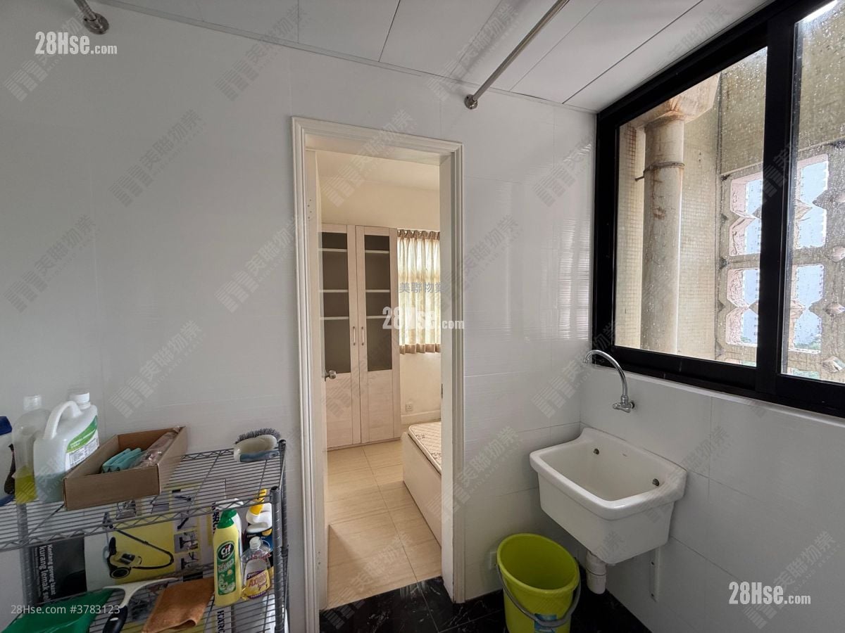 World-Wide Gardens Sell 3 Bedrooms , 4 Bathrooms 1,800 ft²