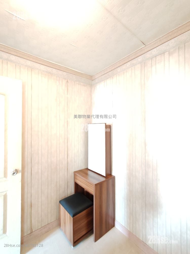 Yu Tung Court Sell 2 Bedrooms , 2 Bathrooms 601 ft²