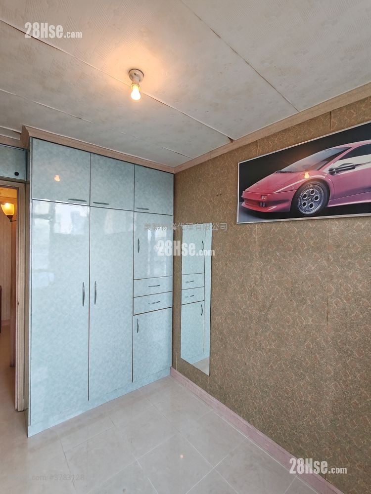 Yu Tung Court Sell 2 Bedrooms , 2 Bathrooms 601 ft²