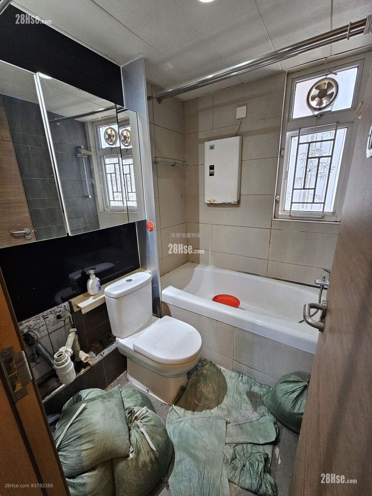 Metroregalia Rental 3 Bedrooms , 1 Bathroom 464 ft²