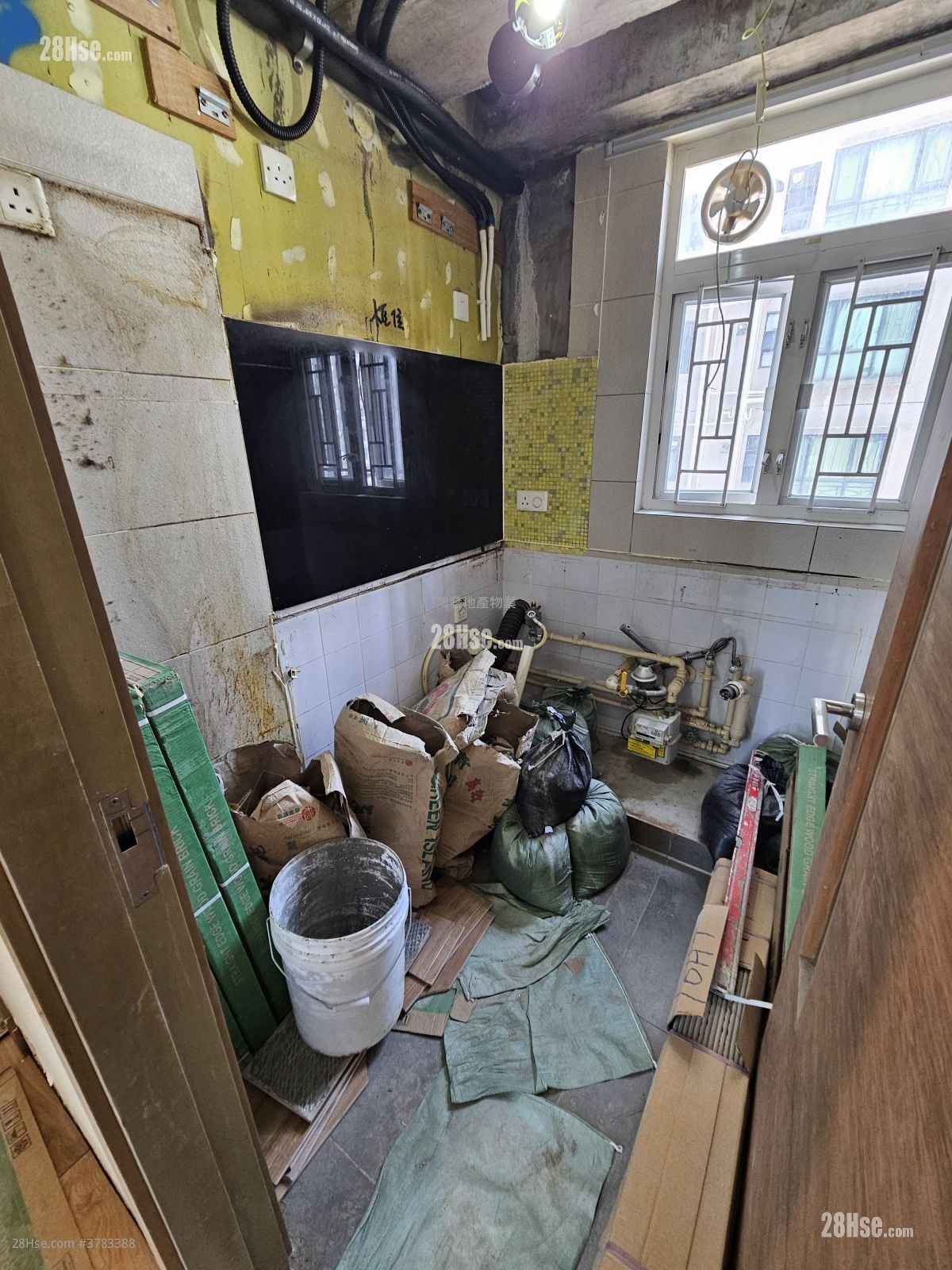 Metroregalia Rental 3 Bedrooms , 1 Bathroom 464 ft²