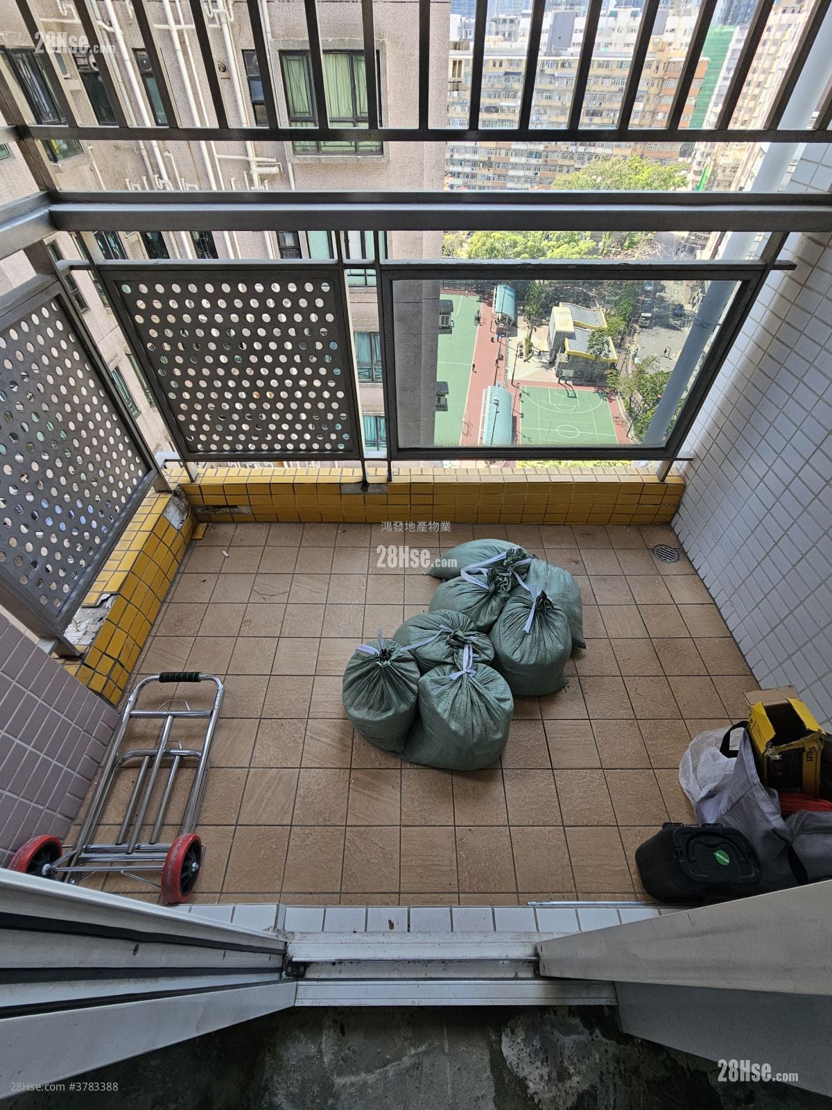 Metroregalia Rental 3 Bedrooms , 1 Bathroom 464 ft²