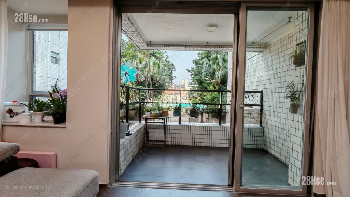 Village Gardens Sell 3 Bedrooms , 3 Bathrooms 1,511 ft²