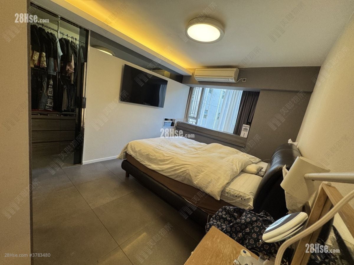 Village Gardens Sell 3 Bedrooms , 3 Bathrooms 1,511 ft²