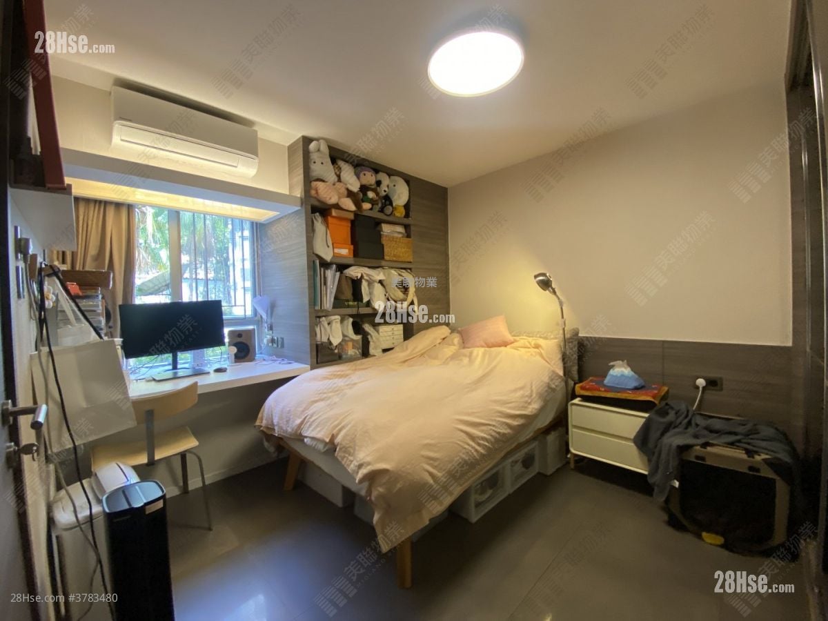 Village Gardens Sell 3 Bedrooms , 3 Bathrooms 1,511 ft²