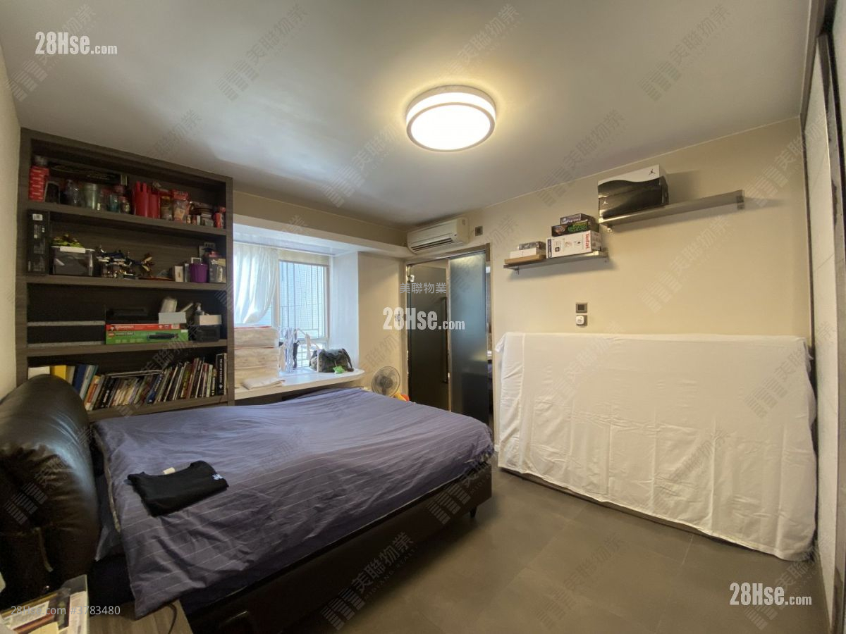 Village Gardens Sell 3 Bedrooms , 3 Bathrooms 1,511 ft²