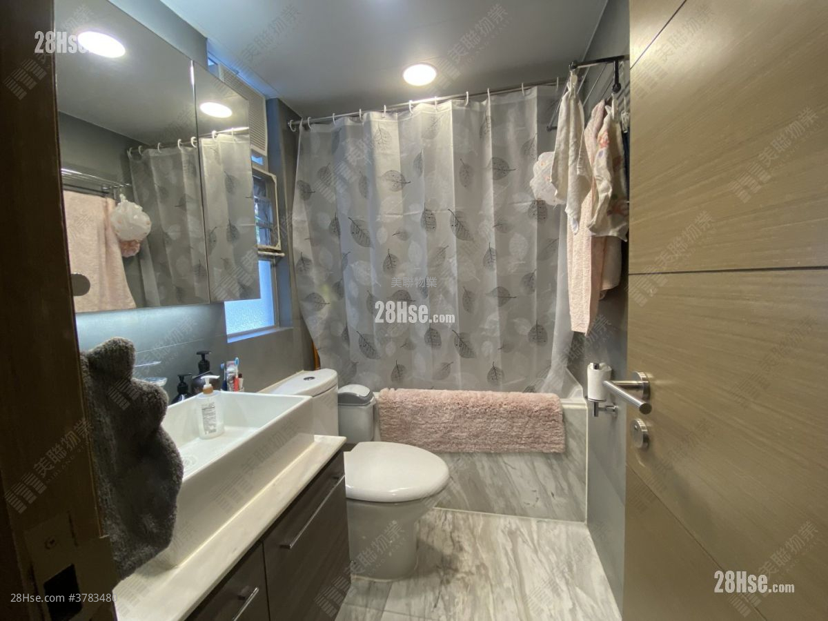 Village Gardens Sell 3 Bedrooms , 3 Bathrooms 1,511 ft²