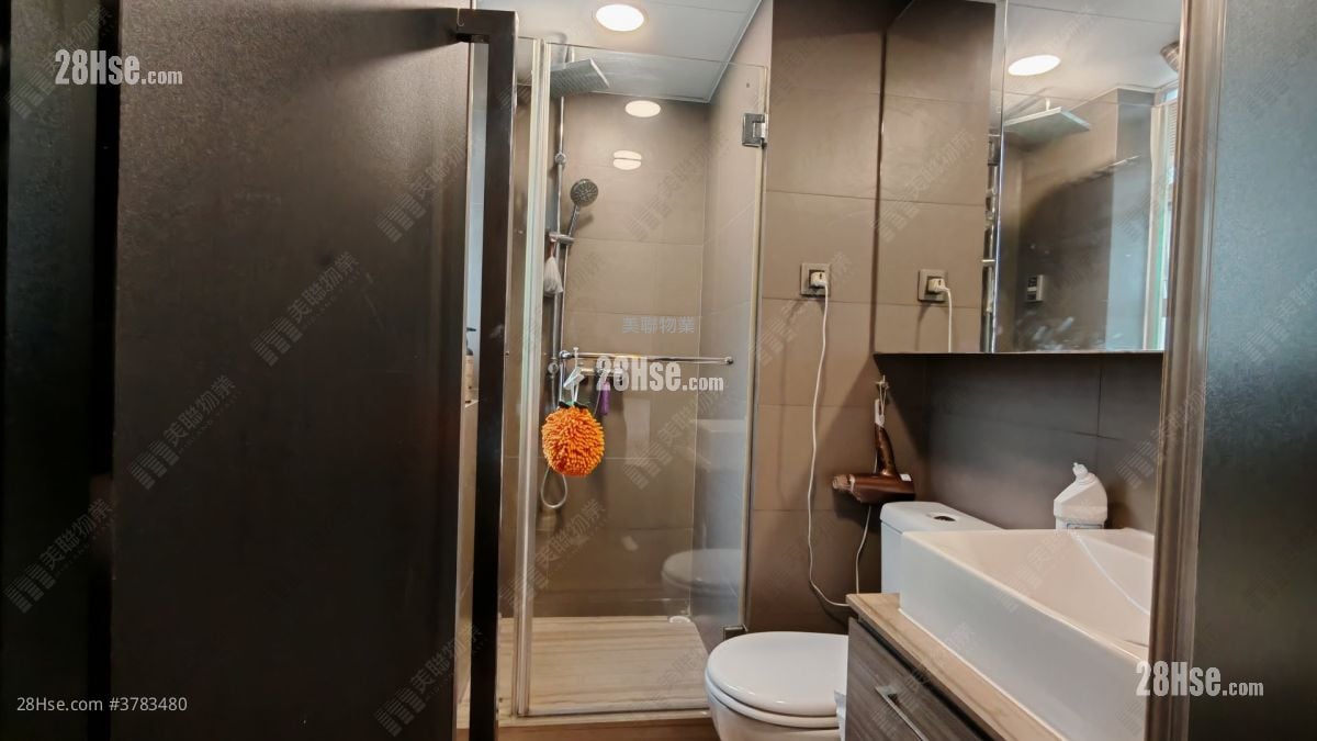 Village Gardens Sell 3 Bedrooms , 3 Bathrooms 1,511 ft²