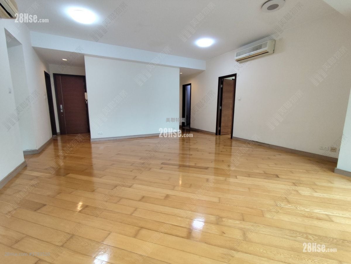 living room: Noble Hill Rental 3 Bedrooms , 3 Bathrooms 1,024 ft²