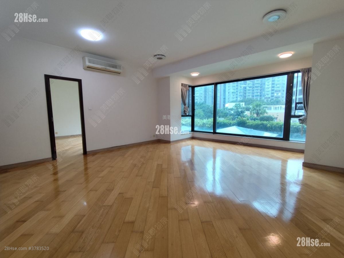 living room: Noble Hill Rental 3 Bedrooms , 3 Bathrooms 1,024 ft²