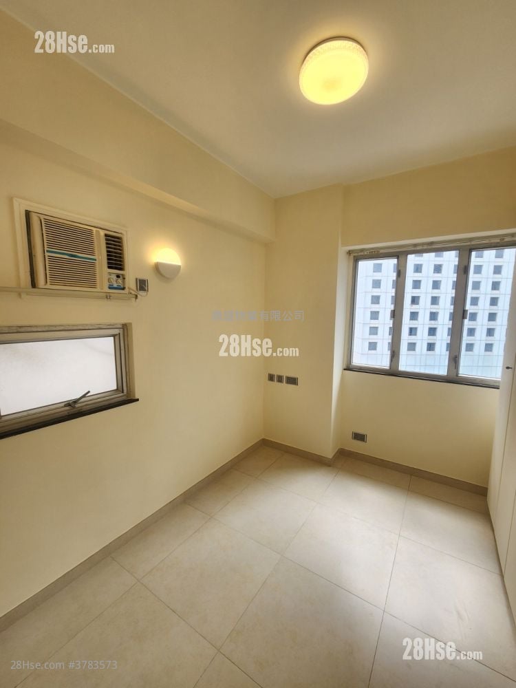 Tonnochy Towers Rental 3 Bedrooms , 1 Bathroom 419 ft²