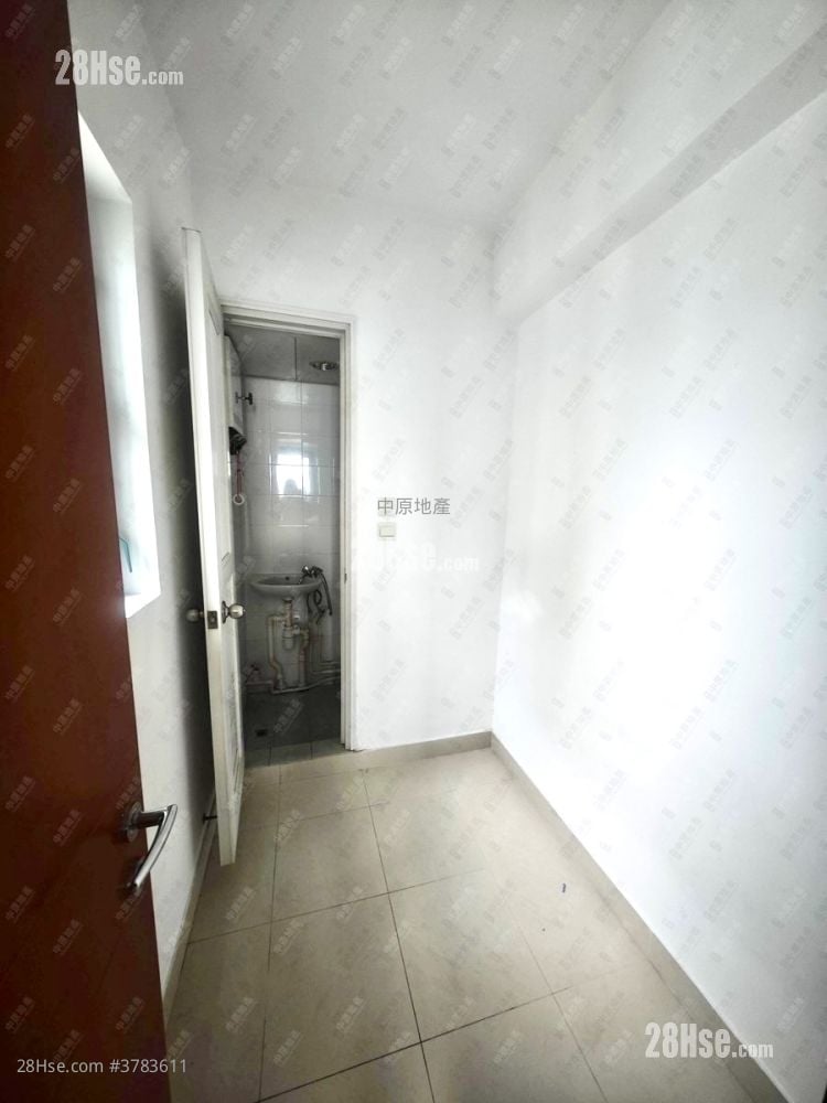 servant’s room: The Long Beach Rental 3 Bedrooms , 2 Bathrooms 845 ft²