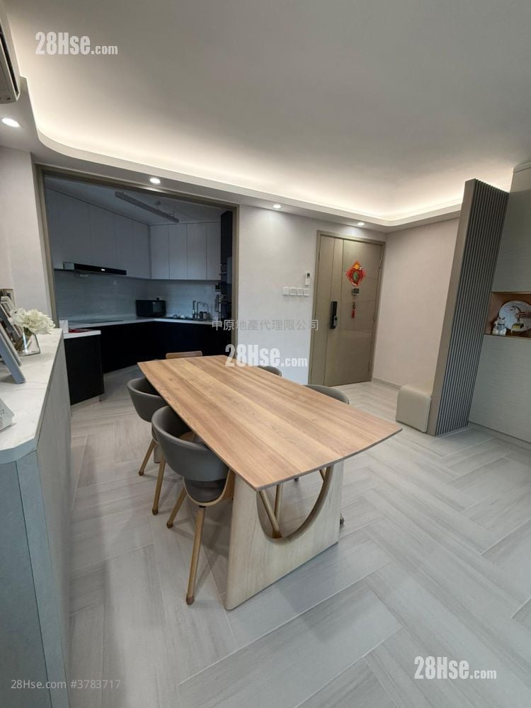 Royal Ascot Sell 3 Bedrooms , 2 Bathrooms 974 ft²