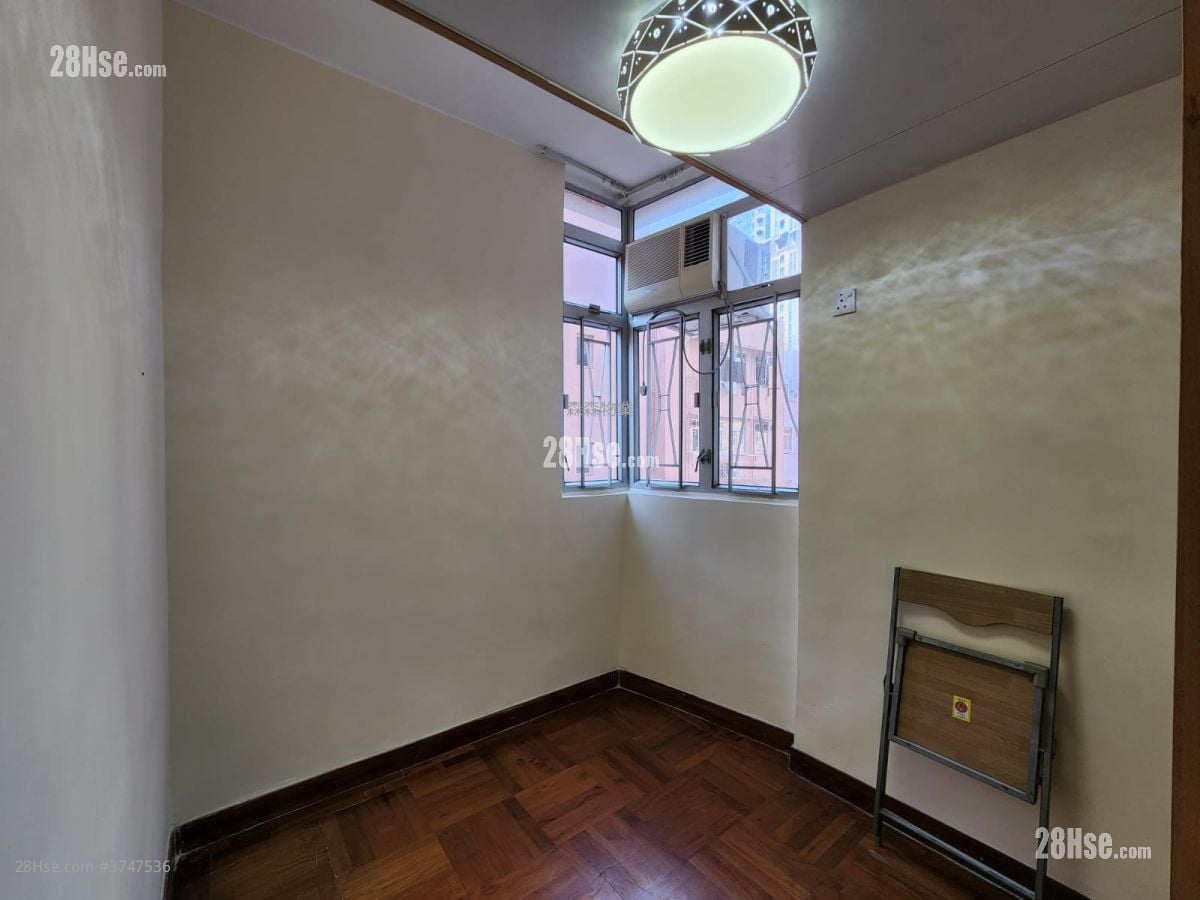 Sun Lee Building Sell 2 Bedrooms , 1 Bathroom 290 ft²