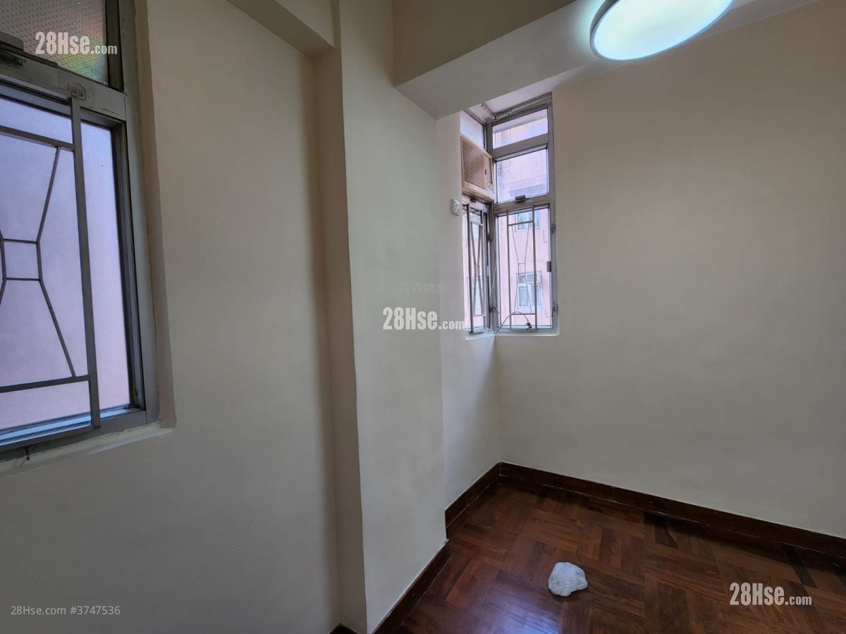 Sun Lee Building Sell 2 Bedrooms , 1 Bathroom 290 ft²