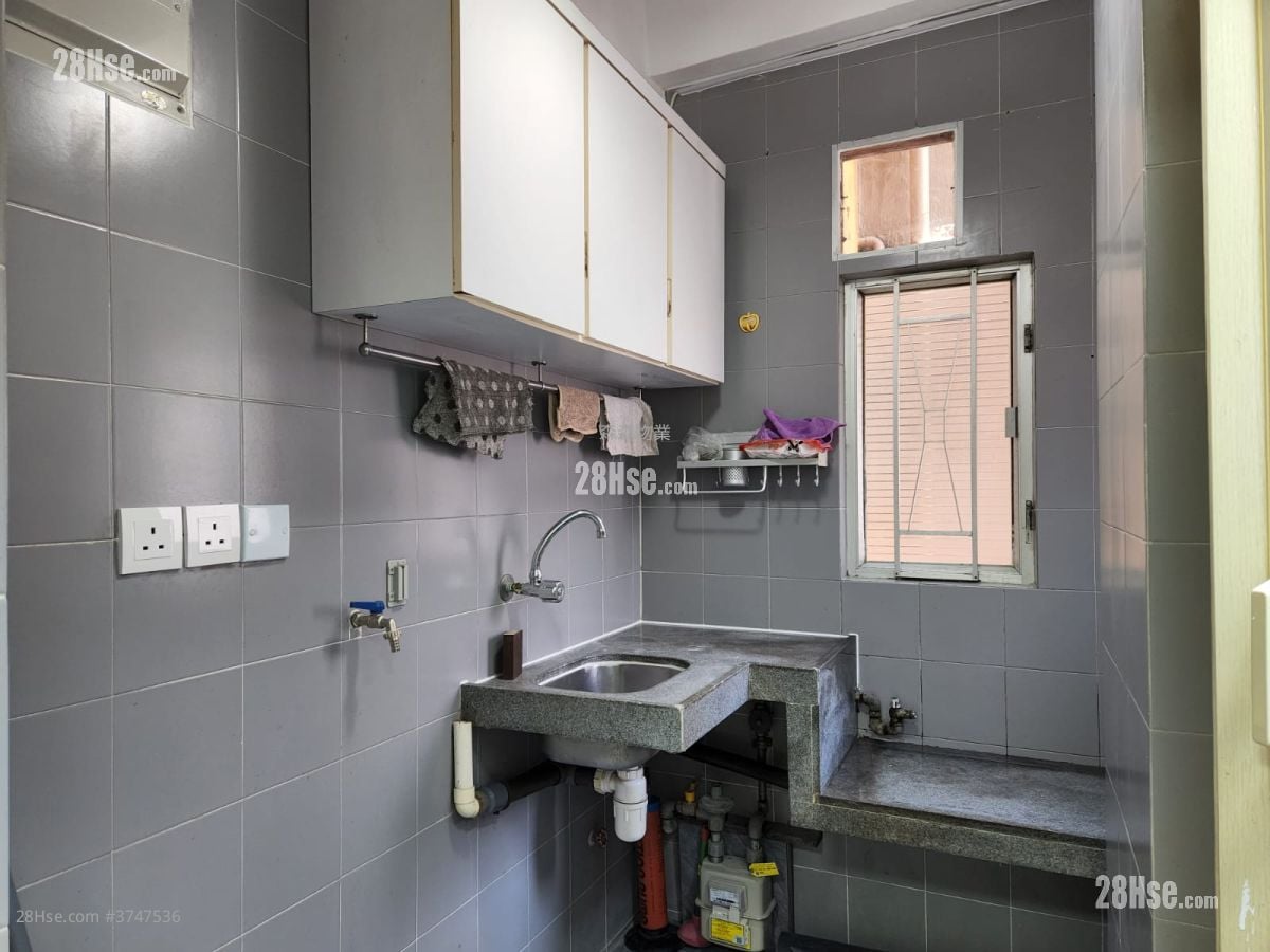 Sun Lee Building Sell 2 Bedrooms , 1 Bathroom 290 ft²