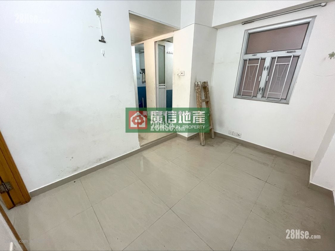 bedroom 2: Cosmopolitan Estate Sell 2 Bedrooms , 2 Bathrooms 382 ft²