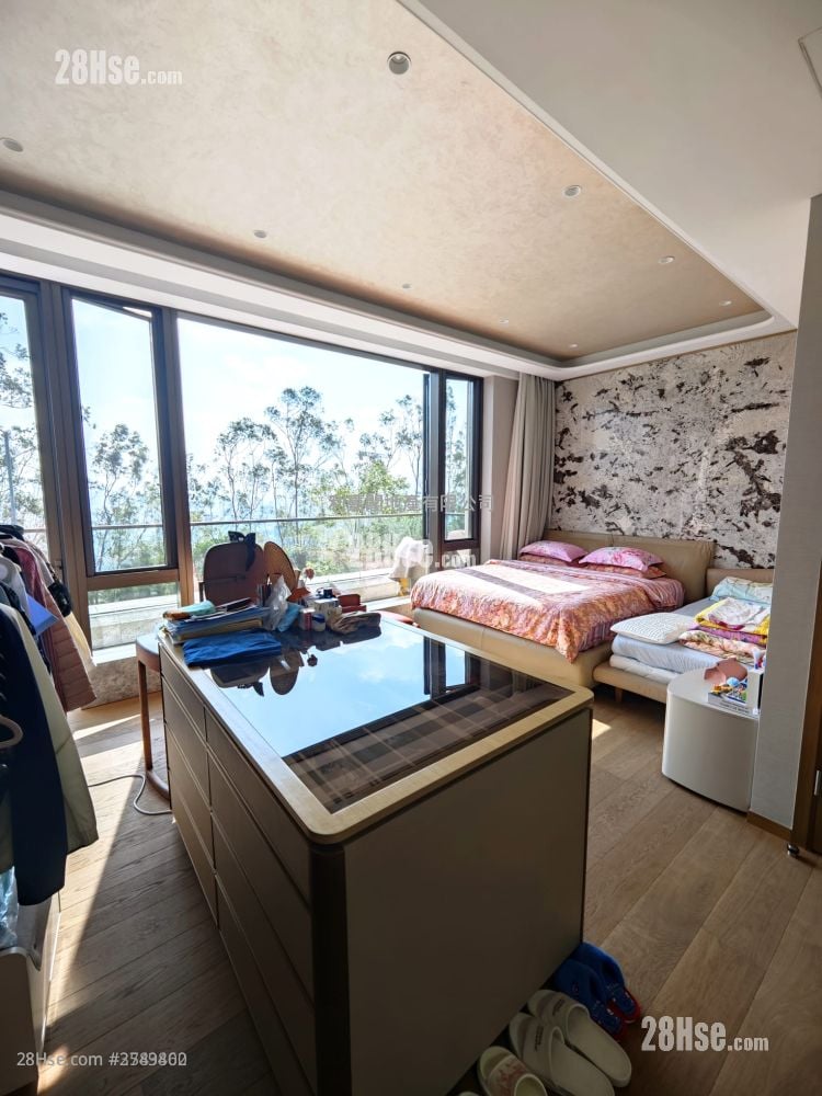 Mont Rouge Sell 4 Bedrooms 2,846 ft²