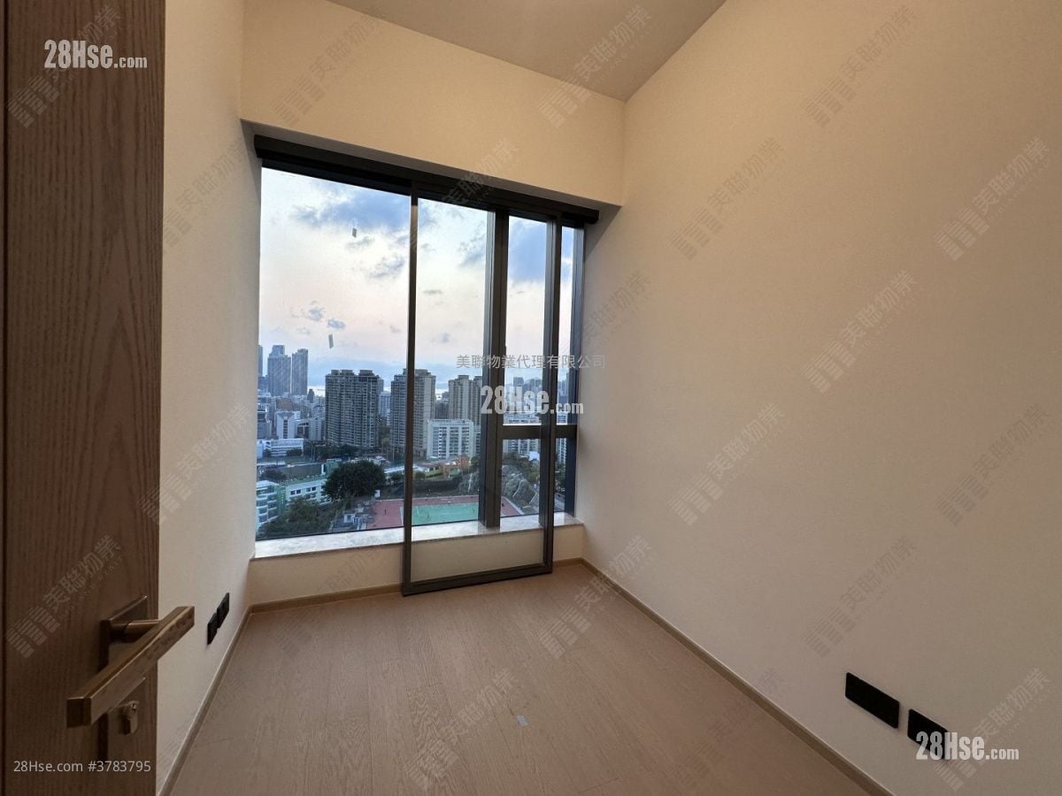 In One Sell 3 Bedrooms , 2 Bathrooms 941 ft²