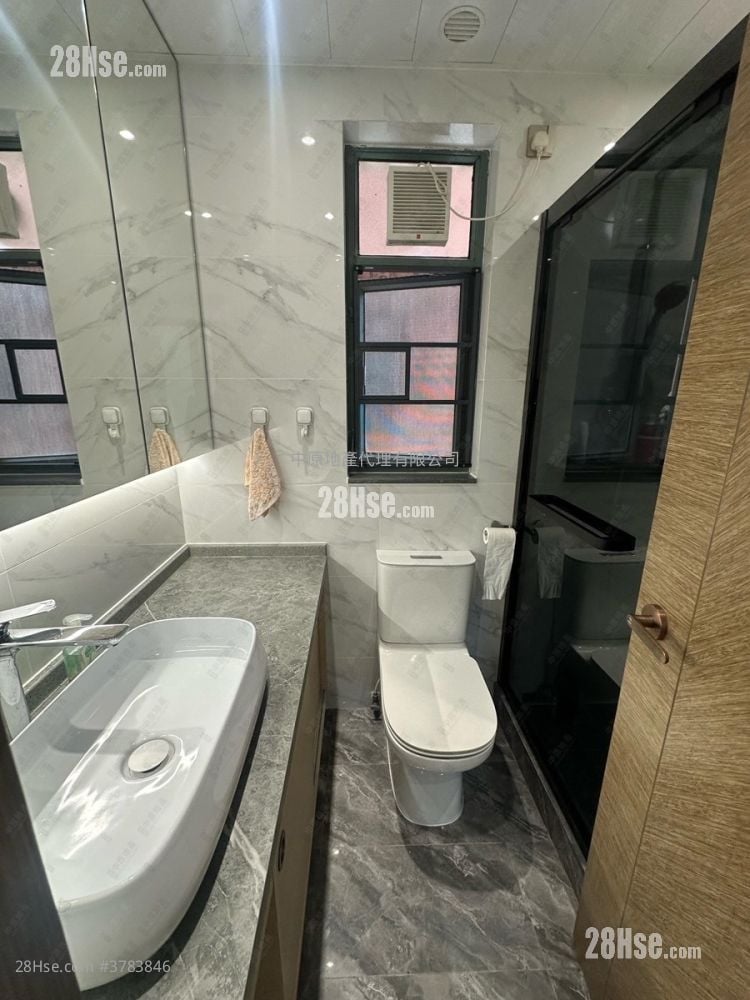 Woodland Crest Sell 3 Bedrooms , 2 Bathrooms 927 ft²