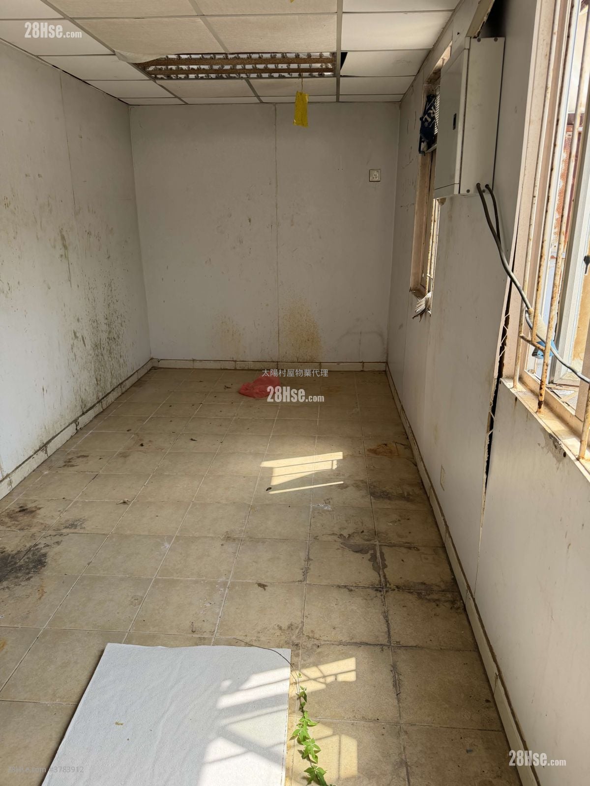 Land Rental 1,200 ft²