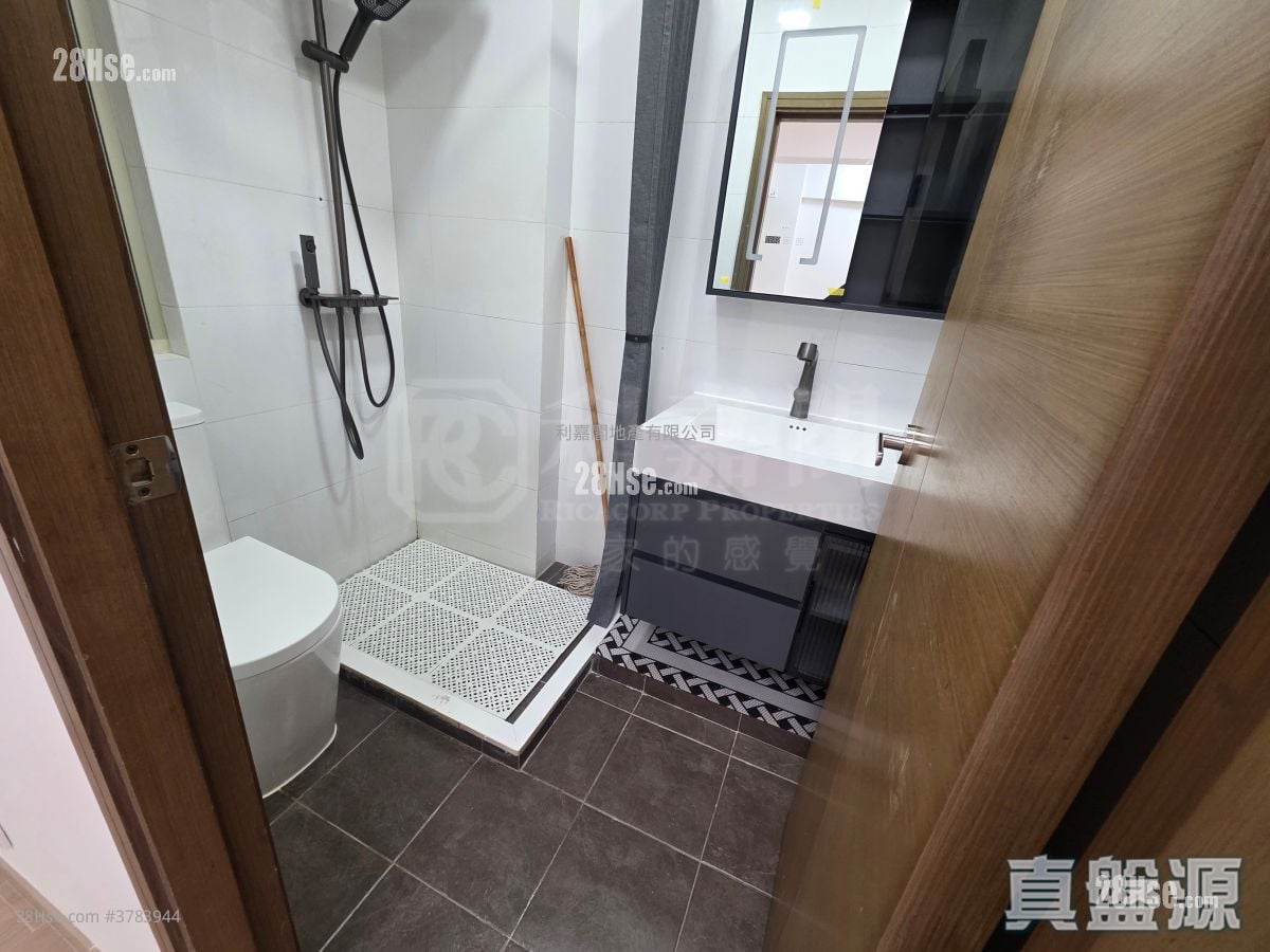 Hung Yu Mansion Sell 3 Bedrooms , 1 Bathroom 405 ft²