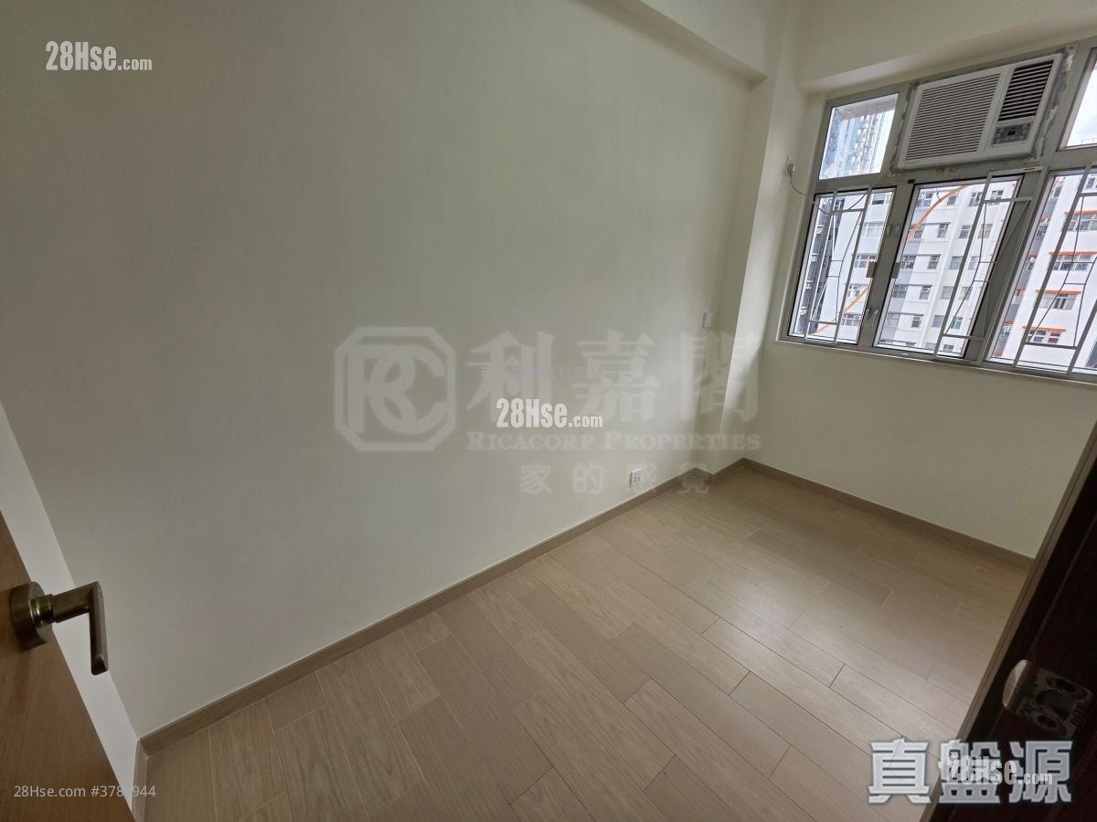 Hung Yu Mansion Sell 3 Bedrooms , 1 Bathroom 405 ft²