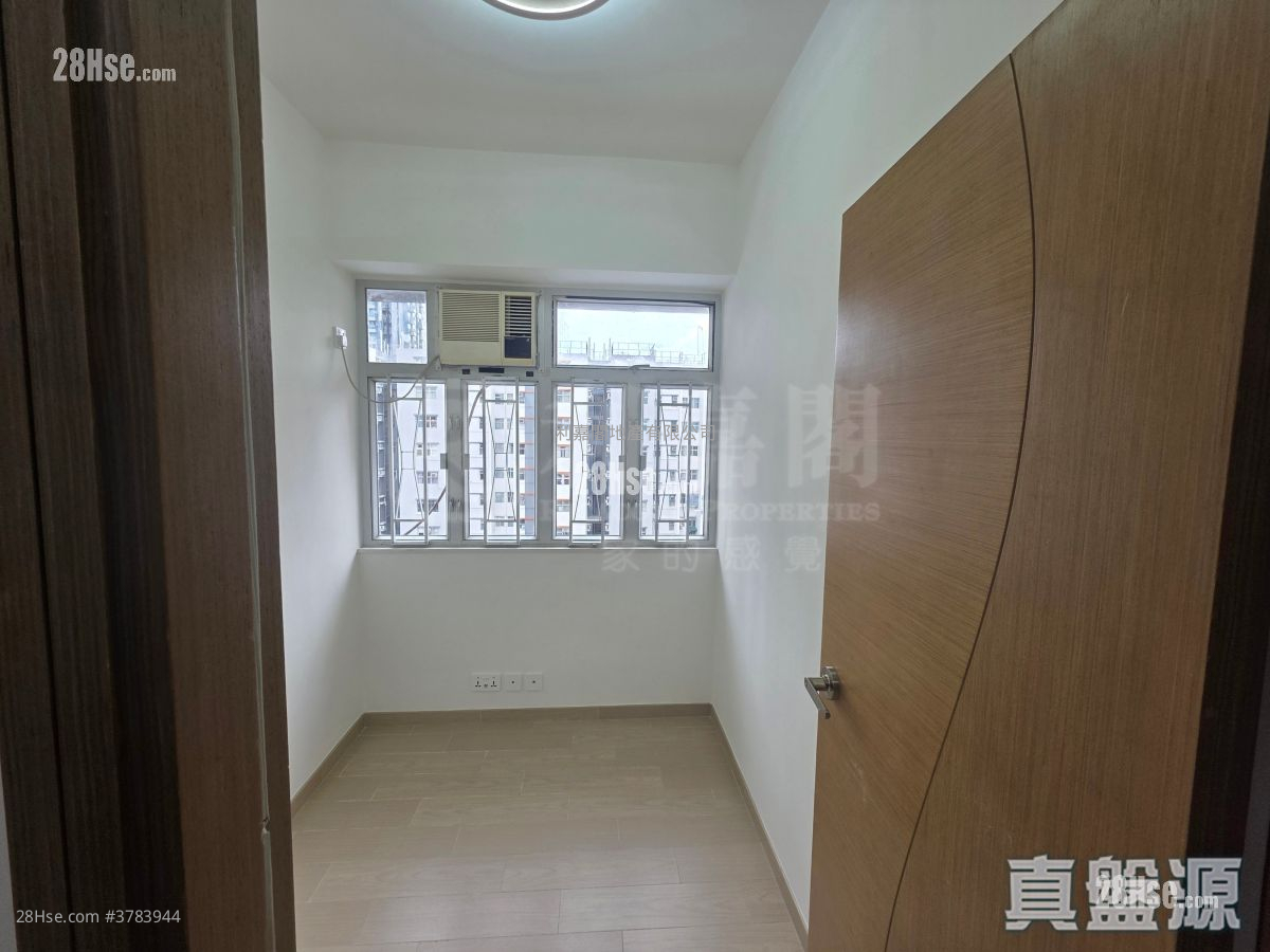Hung Yu Mansion Sell 3 Bedrooms , 1 Bathroom 405 ft²
