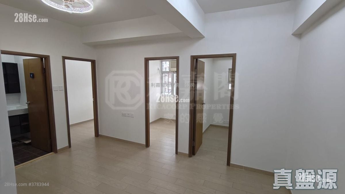 Hung Yu Mansion Sell 3 Bedrooms , 1 Bathroom 405 ft²