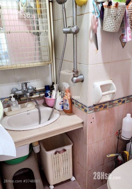 Pok Hong Estate Sell 2 Bedrooms , 1 Bathroom 381 ft²