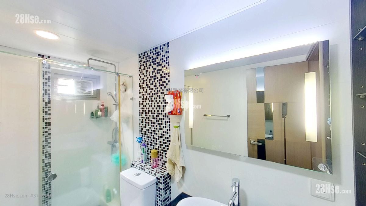 bathroom: Fairyland Garden Rental 3 Bedrooms , 2 Bathrooms 1,122 ft²