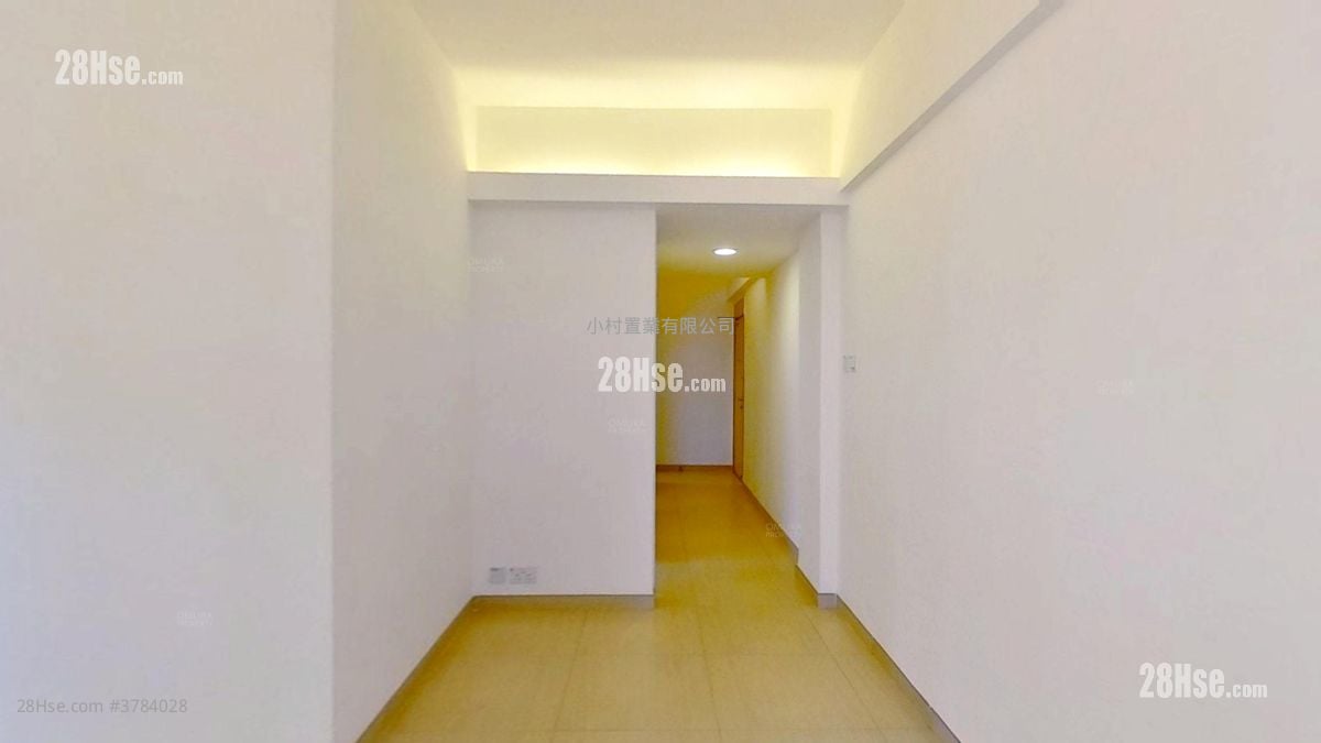 living room: Prime Mansion Rental 3 Bedrooms , 2 Bathrooms 600 ft²