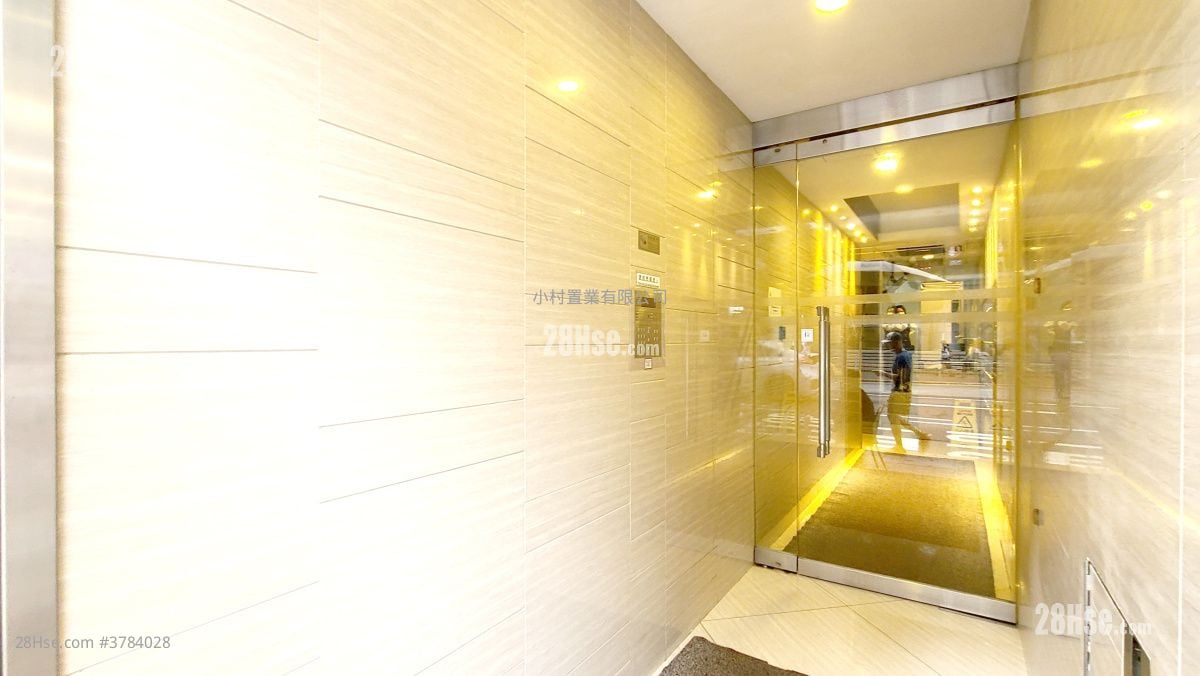 main door: Prime Mansion Rental 3 Bedrooms , 2 Bathrooms 600 ft²