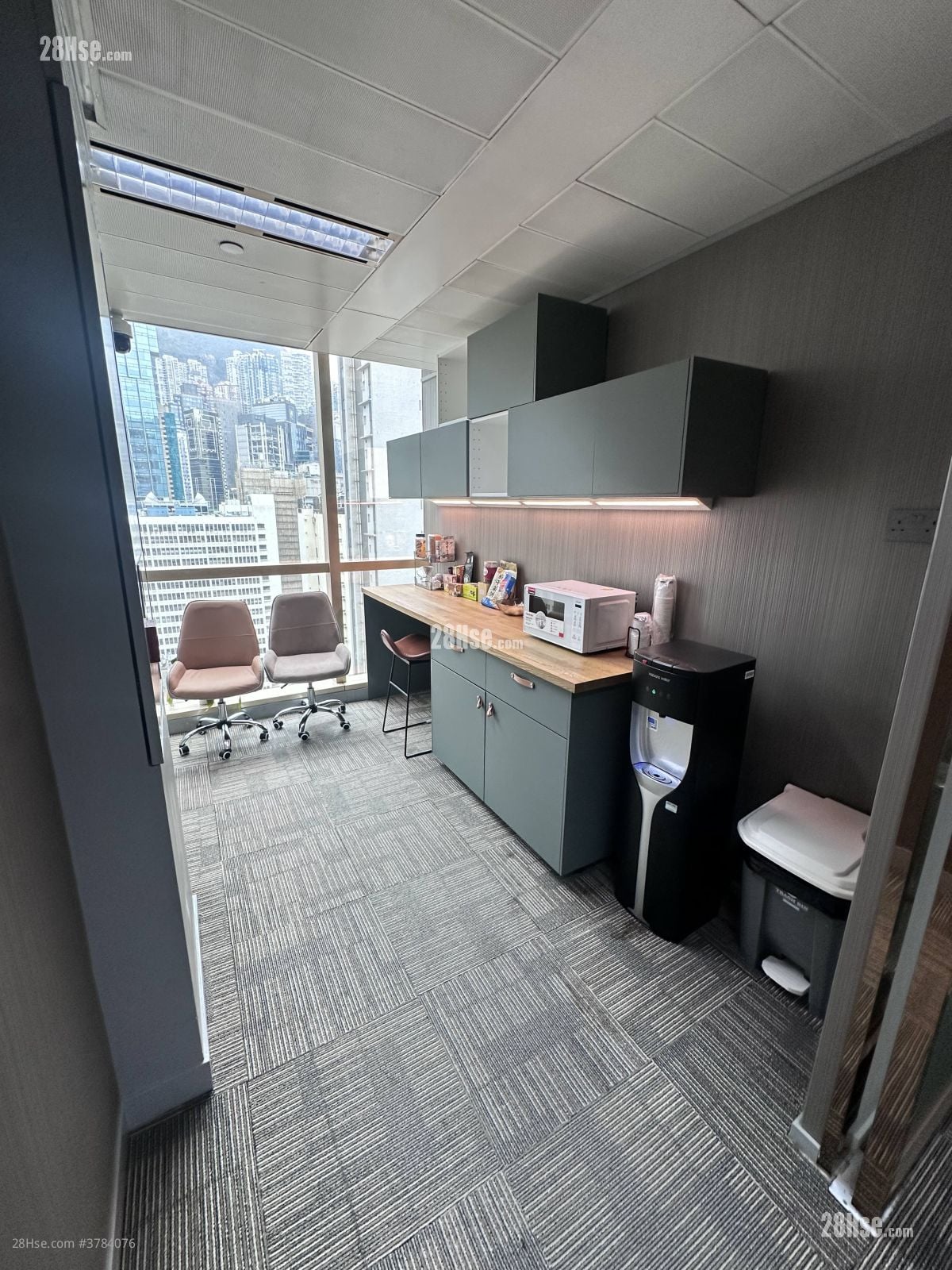 Hip Shing Hong Centre Rental 5+ Bedrooms , 2 Toilets 1,890 ft²