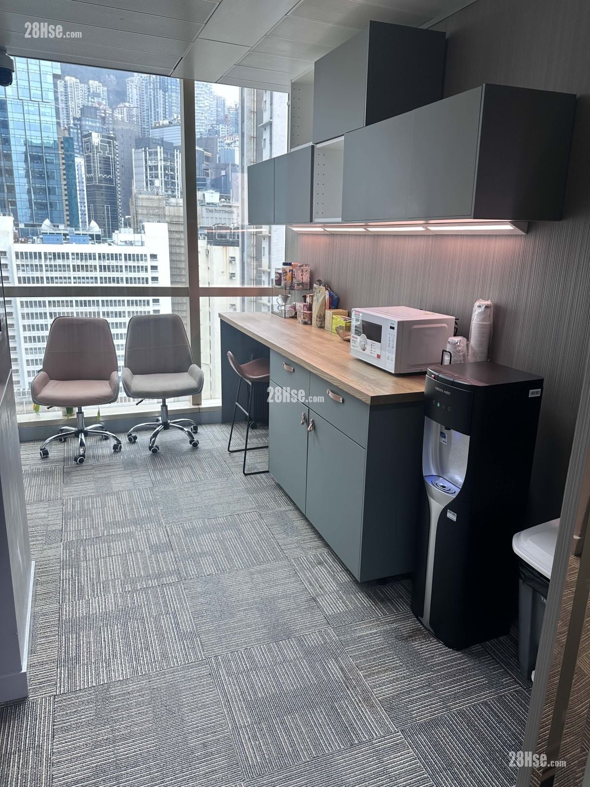 Hip Shing Hong Centre Rental 5+ Bedrooms , 2 Toilets 1,890 ft²