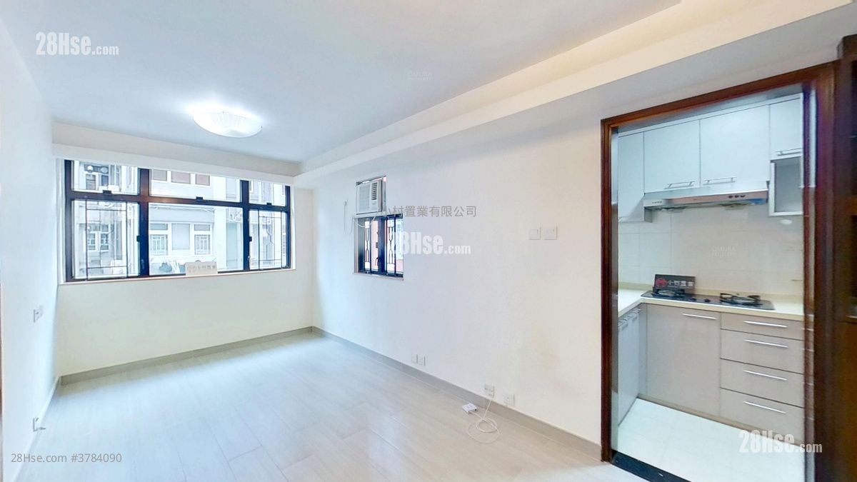 living room: Jade Court Rental 2 Bedrooms , 1 Bathroom 385 ft²