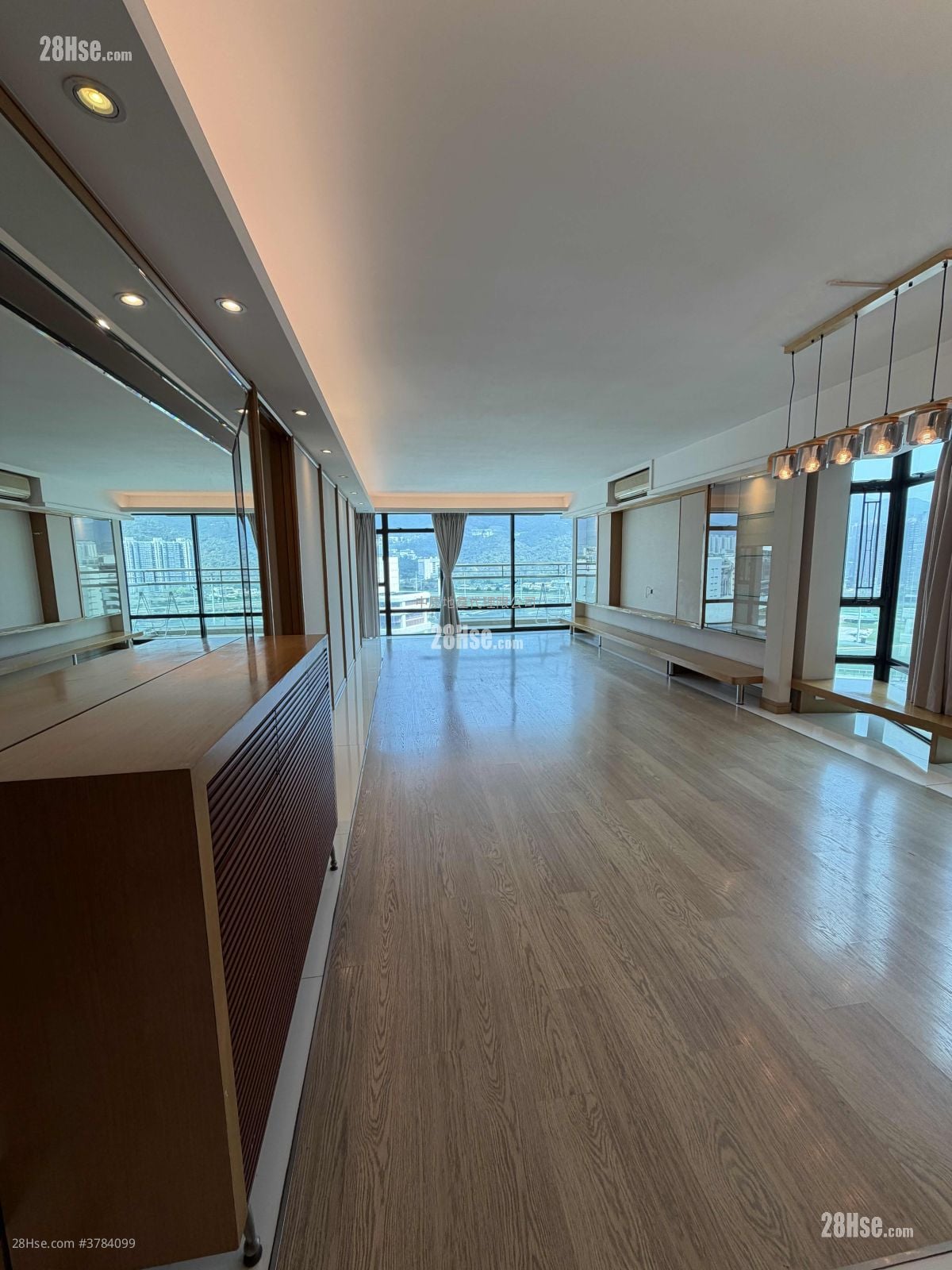 Royal Ascot Rental 4 Bedrooms , 3 Bathrooms 1,373 ft²