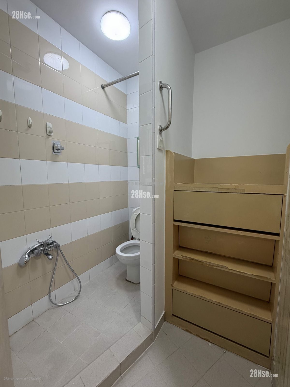 Royal Ascot Rental 4 Bedrooms , 3 Bathrooms 1,373 ft²