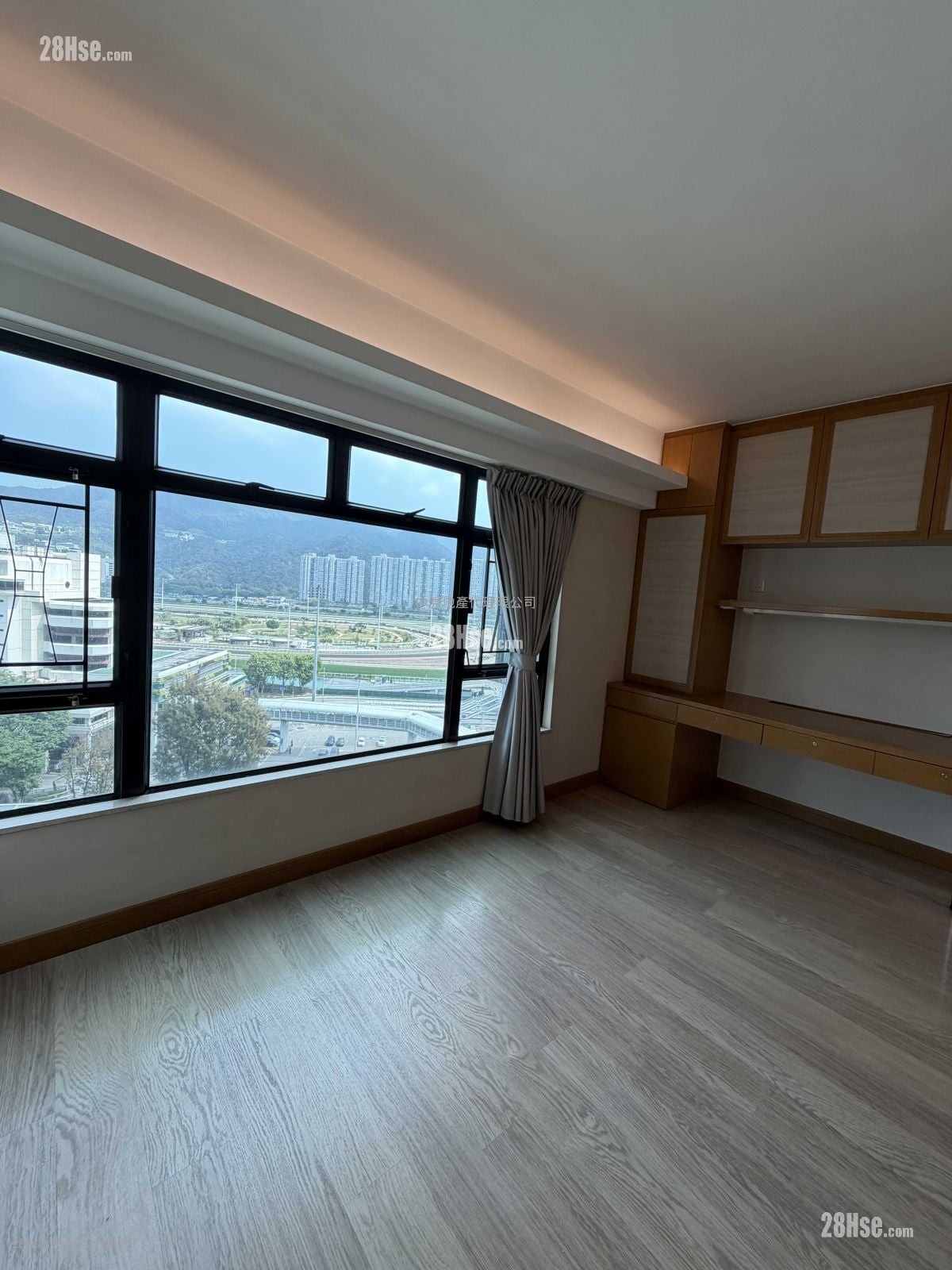 Royal Ascot Rental 4 Bedrooms , 3 Bathrooms 1,373 ft²