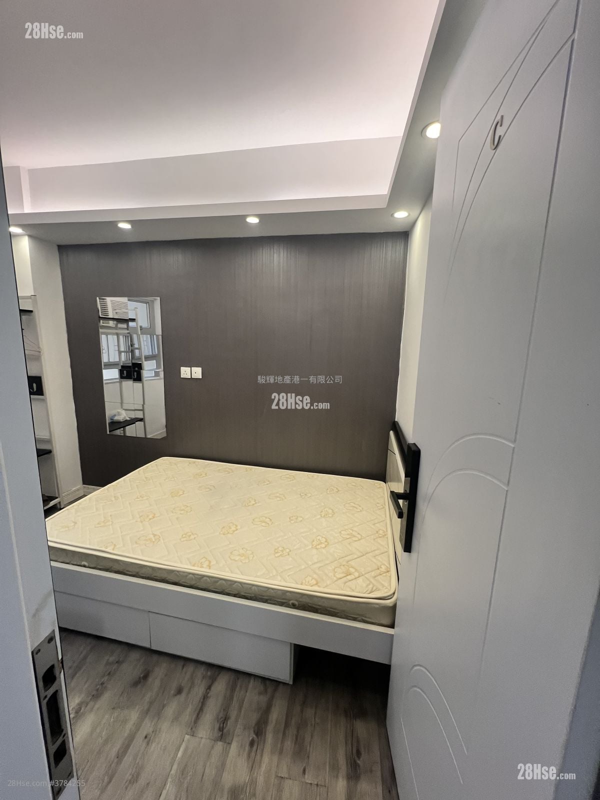 金碧阁 租盘 140 平方尺