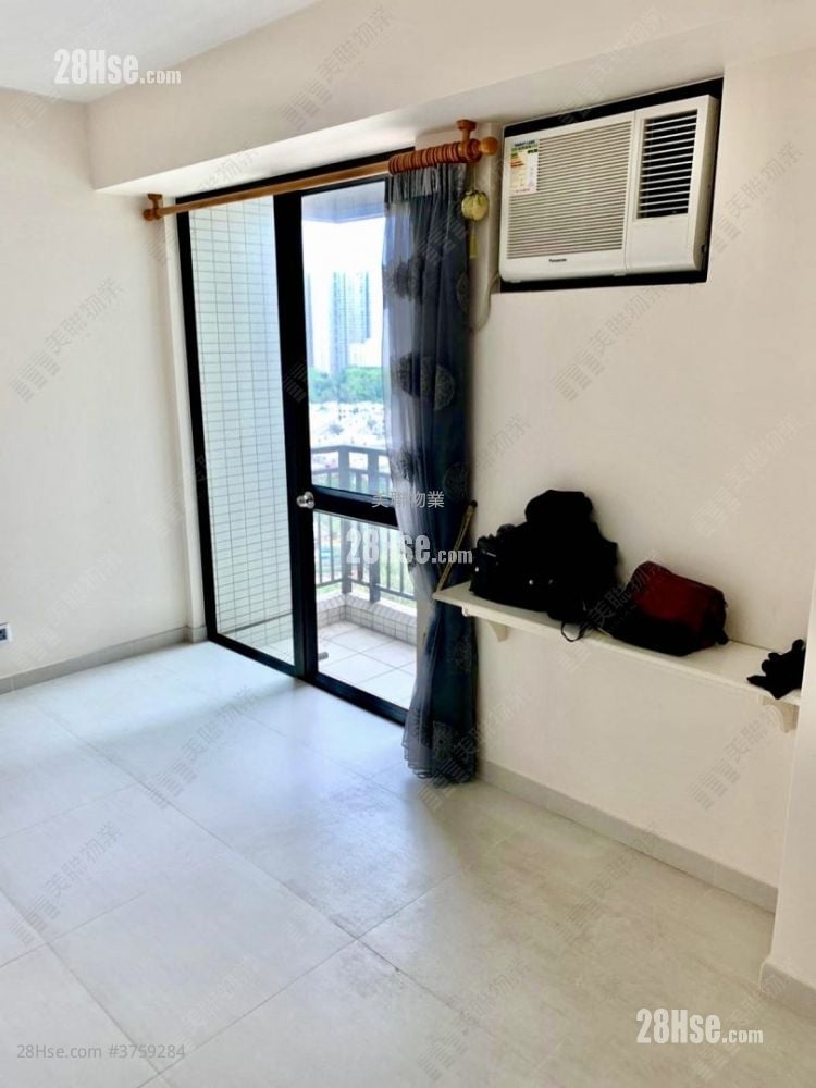 living room: Royal Green Sell 3 Bedrooms , 1 Bathroom 551 ft²