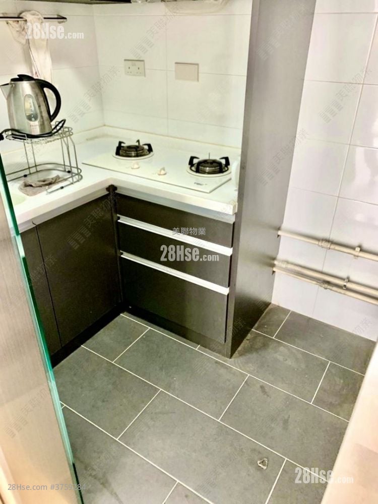 kitchen: Royal Green Sell 3 Bedrooms , 1 Bathroom 551 ft²