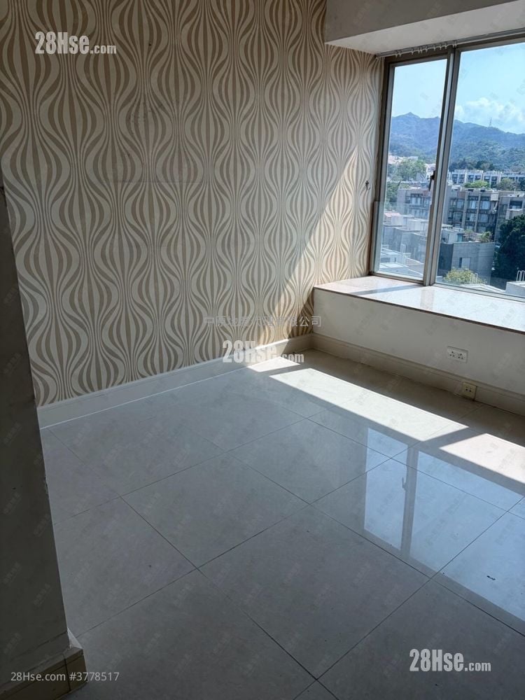 Uptown Sell 4 Bedrooms 901 ft²