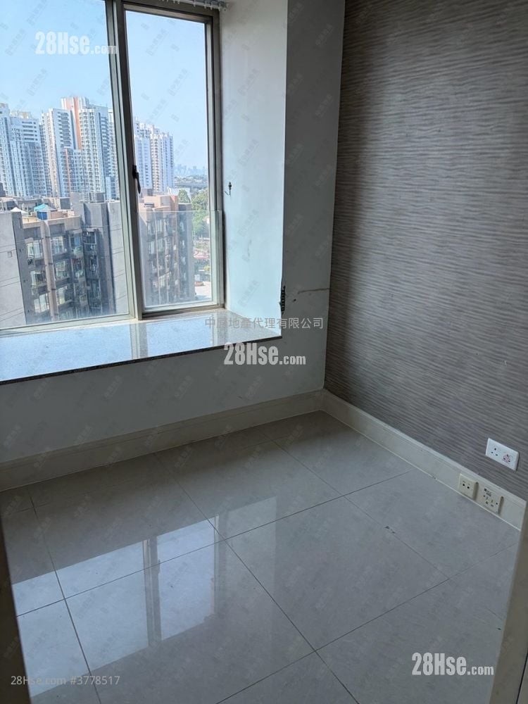 Uptown Sell 4 Bedrooms 901 ft²