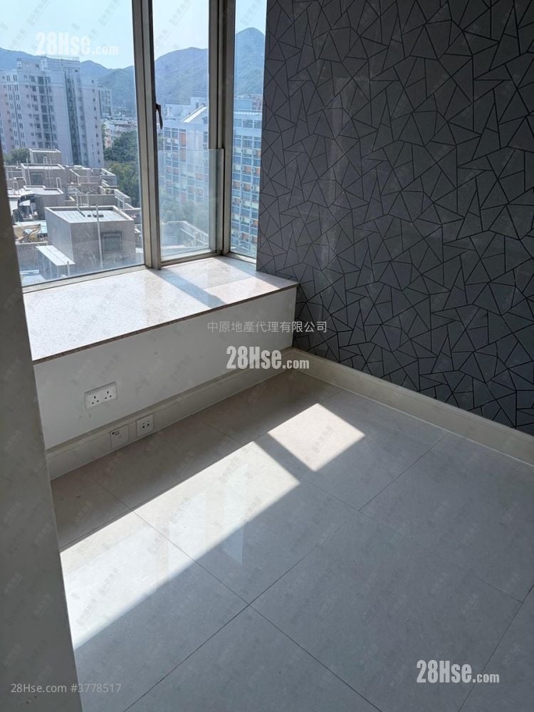 Uptown Sell 4 Bedrooms 901 ft²