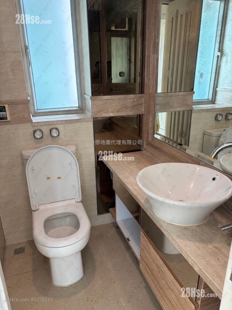 Uptown Sell 4 Bedrooms 901 ft²