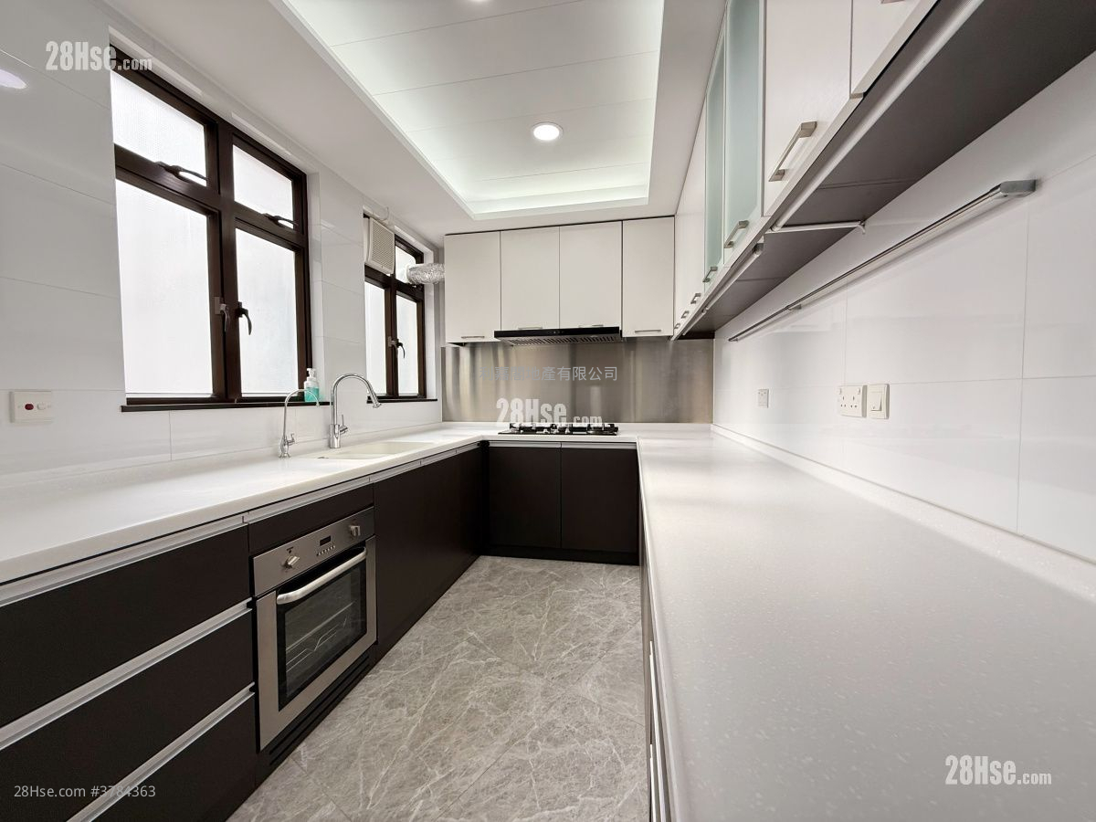 Royal Ascot Rental 4 Bedrooms , 3 Bathrooms 2,478 ft²