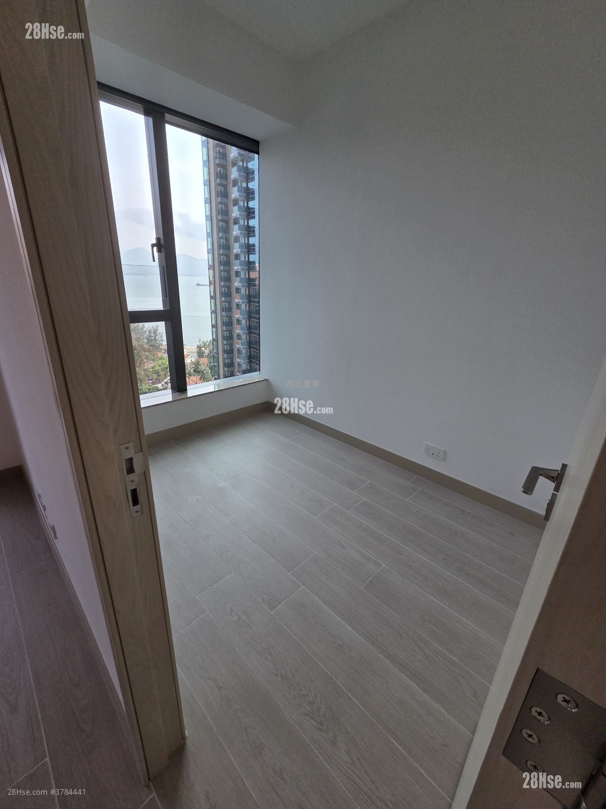 Gold Coast Bay Sell 2 Bedrooms , 1 Bathroom 447 ft²