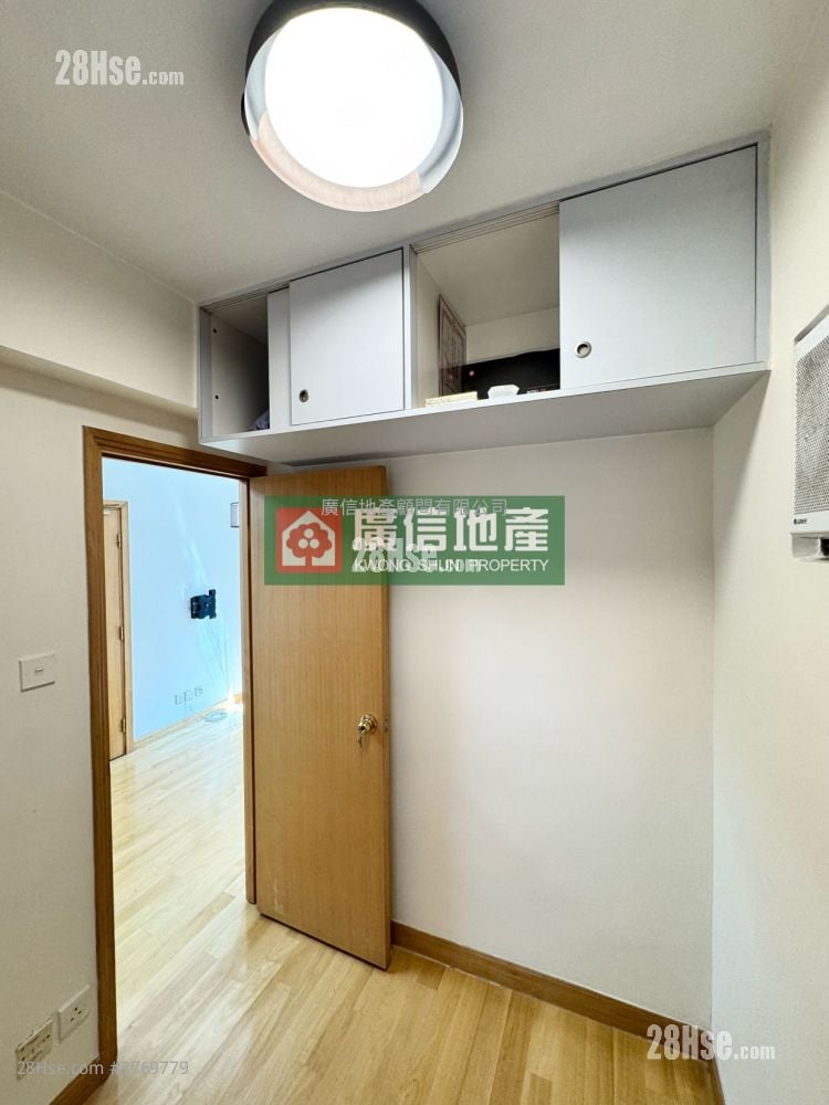 Legend Court Sell 2 Bedrooms , 1 Bathroom 307 ft²